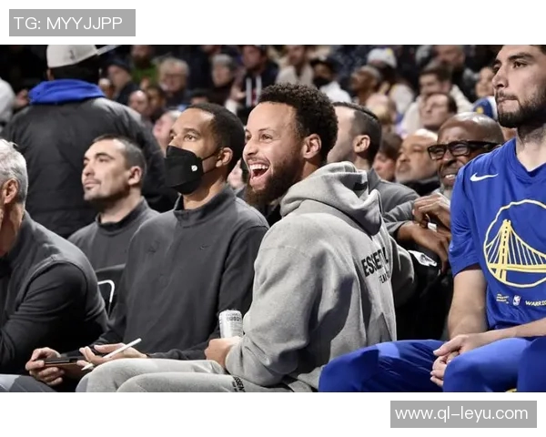 库里虽因伤缺阵但热情与小球迷互动合影展现亲和力